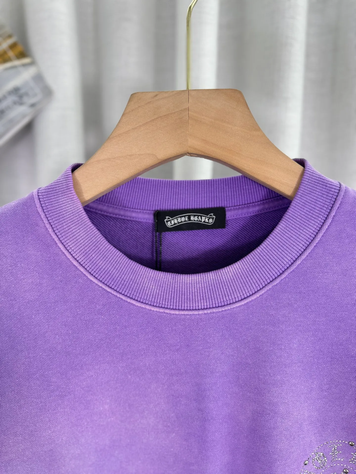 P290 top version, real shot without P, ​​different from market currency) 𝗖𝗵𝗿𝗼𝗺𝗲 𝗛𝗲𝗮𝗿𝘁𝘀/Croxin 2025 Autumn and Winter New Original Single Counter American 3D Rivets and Stickers Couple Casual Sweater 👑The highest version! Customized fabric 430g tripe terry fabric! American-style pickled and distressed original fabric, laser-burned flowers, rivets and diamonds, exquisite embroidery of letters! The best-selling model in the counter, very comfortable to wear. Accessories: original molded and authenticated collar label➕100% silk wash label. Genuine purchase-grade original hangtag➕matching hanging rope➕3D hanging beads➕original packaging bag. Craftsmanship: The original version has consistent wiring! The highest version of the armhole matching technique! Color: Pink Black Green Purple Size: S M L XL Style Number: 25-375